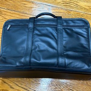Foray brand black messenger bag.  Zipper pockets, inside & out.  Good condition